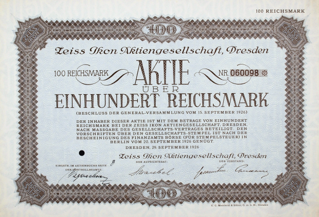 Schwarzumrandetes deutsches Aktienzertifikat mit der Aufschrift "Aktie über Einhundert Reichmark" für 100 Reichmarks.