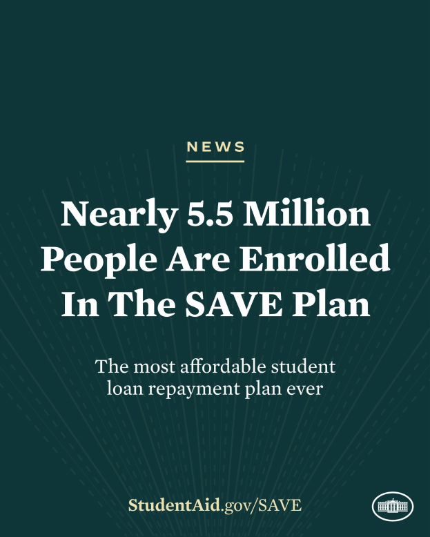 Ein Plakat mit der Aufschrift "Fast 5,5 Millionen Menschen sind in der Sparpläne enrolled", das die erschwinglichkeit des student loan repayment plan hervorhebt.